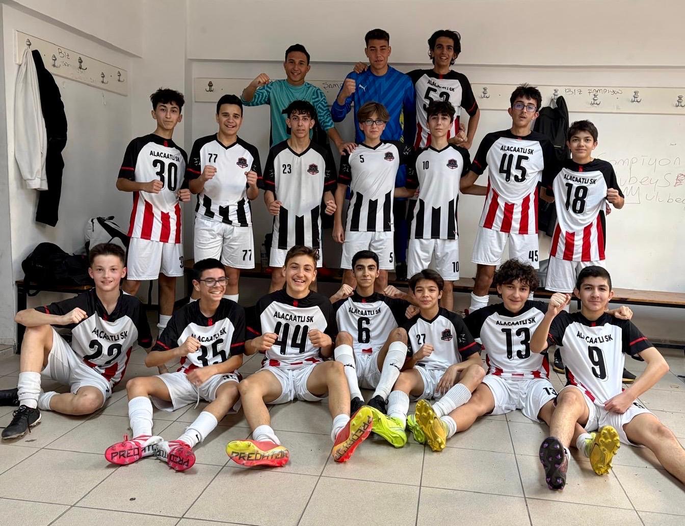 Alacaatlı Spor Kulübü soyunma odası takım fotoğrafı