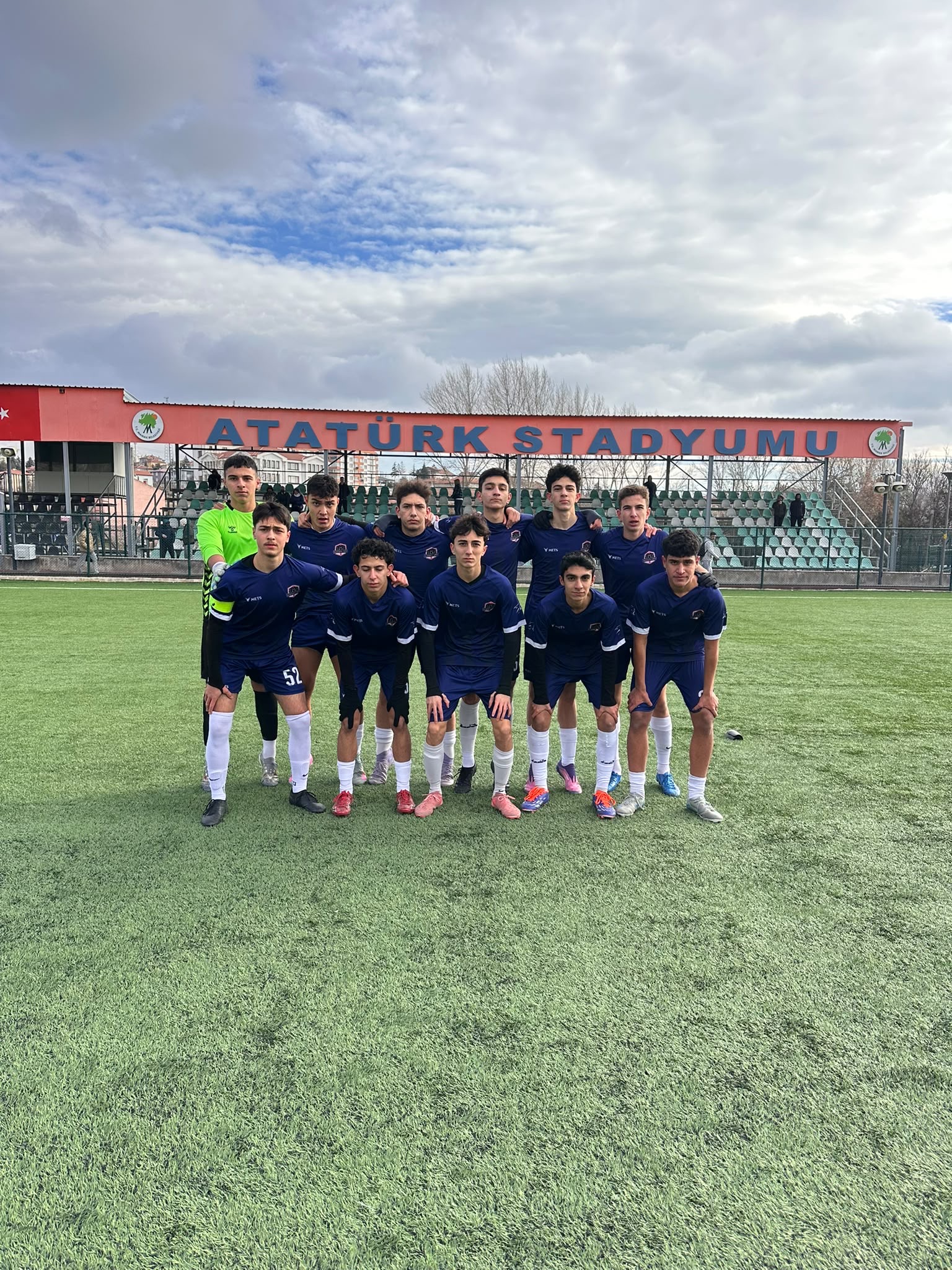 Alacaatlı Spor Kulübü lacivert forma takım fotoğrafı